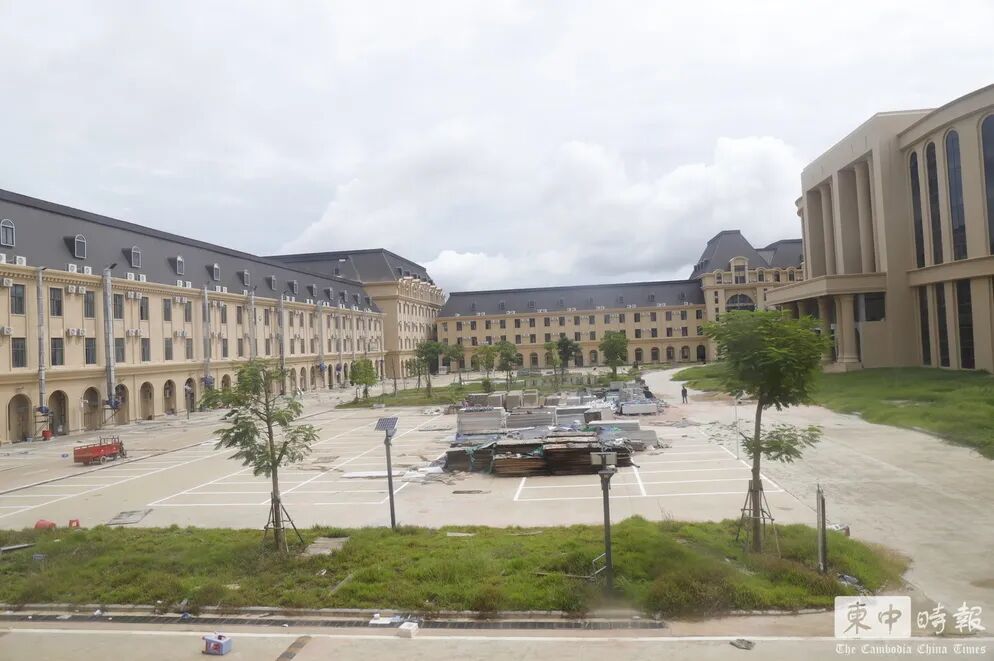 柬埔寨8号电诈园区内部曝光，墙上挂中文标语“请不要假装很努力，结果不会陪你演戏”。-皆妙笔